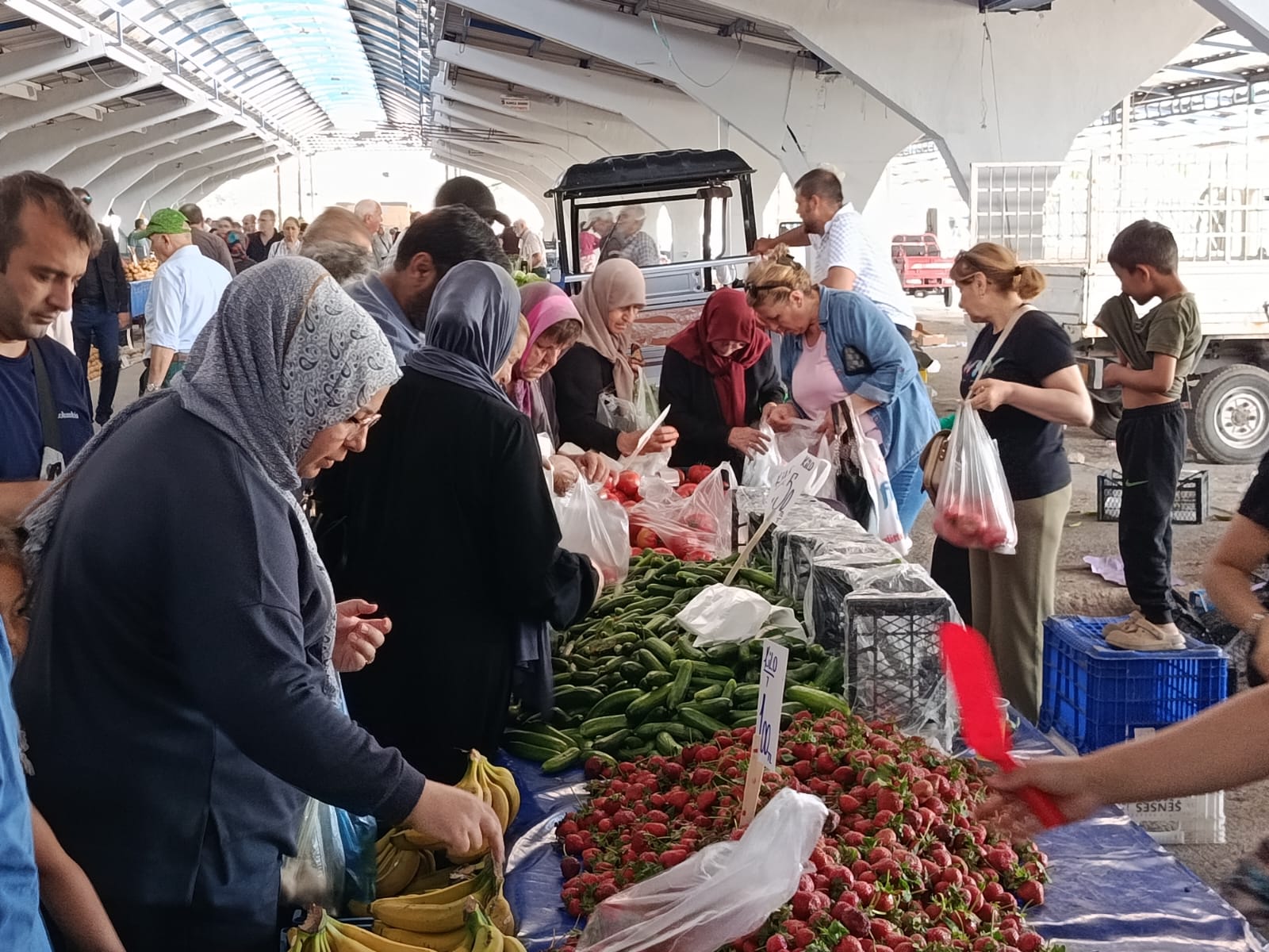Kurban Bayramı’na sayılı günler kala Edirne’de bayram alışverişi telaşı zirveye ulaştı. 